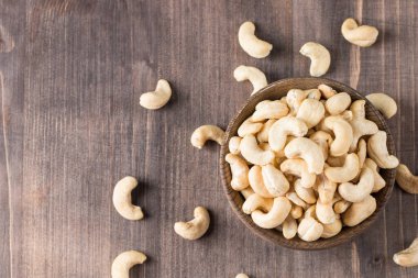 Ahşap bir kasede organik kavrulmuş kaju fıstığı. Üst görünüm. 