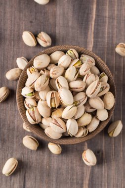 Ahşap bir kasede organik kavrulmuş şam fıstığı. Üst görünüm. 