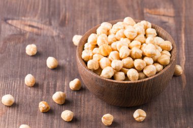 Bir kasede organik fındık. 