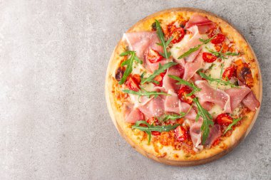 Prosciutto, jambon, roka, ıspanak, domates, pesto, peynir ve parmesanlı pizza. İtalyan mutfağı. 
