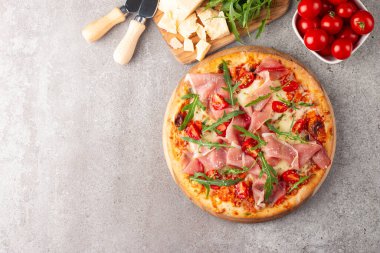 Prosciutto, jambon, roka, ıspanak, domates, pesto, peynir ve parmesanlı pizza. İtalyan mutfağı. 