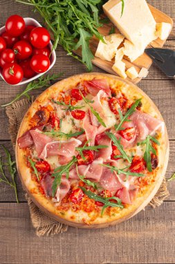 Prosciutto, jambon, roka, ıspanak, domates, pesto, peynir ve parmesanlı pizza. İtalyan mutfağı. 