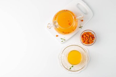 Portakallı ve naneli deniz dikenli çay. Sonbahar konforlu sıcak içecek. Bitki vitamin çayı.. 