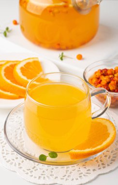 Portakallı ve naneli deniz dikenli çay. Sonbahar konforlu sıcak içecek. Bitki vitamin çayı.. 