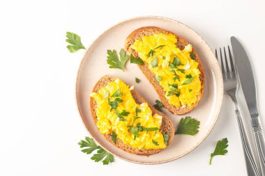 Çavdar ekmeğine yeşil otlu omlet ve çıtır tost..