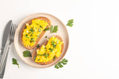 Çavdar ekmeğine yeşil otlu omlet ve çıtır tost..