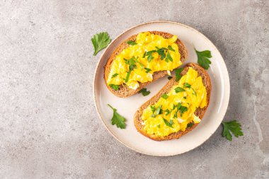 Çavdar ekmeğine yeşil otlu omlet ve çıtır tost..
