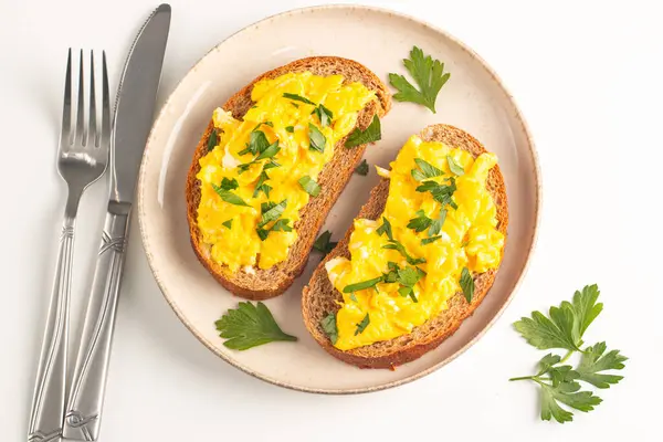 Çavdar ekmeğine yeşil otlu omlet ve çıtır tost..