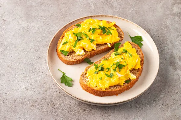 Çavdar ekmeğine yeşil otlu omlet ve çıtır tost..