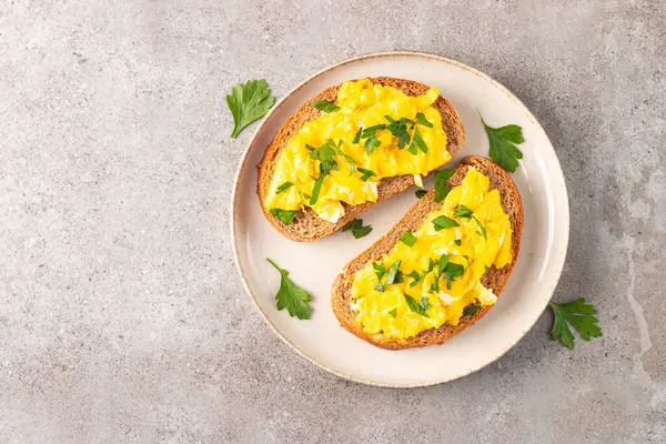 Çavdar ekmeğine yeşil otlu omlet ve çıtır tost..