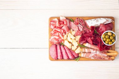Şarküteri tahtası. Salamlı, jambonlu ve jambonlu et ve peynir tabağı aperatifleri.