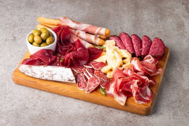 Şarküteri tahtası. Salamlı, jambonlu ve jambonlu et ve peynir tabağı aperatifleri.