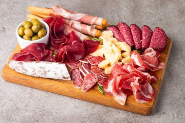 Şarküteri tahtası. Salamlı, jambonlu ve jambonlu et ve peynir tabağı aperatifleri.