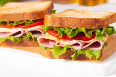 Jambonlu sandviç, peynirli, domatesli ve marullu.. 