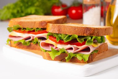 Jambonlu sandviç, peynirli, domatesli ve marullu.. 