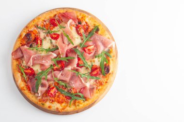 Prosciutto, jambon, roka, ıspanak, domates, pesto, peynir ve parmesanlı pizza. İtalyan mutfağı. 