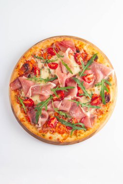 Prosciutto, jambon, roka, ıspanak, domates, pesto, peynir ve parmesanlı pizza. İtalyan mutfağı. 