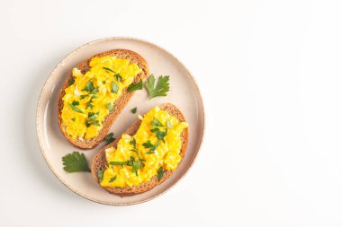 Çavdar ekmeğine yeşil otlu omlet ve çıtır tost..