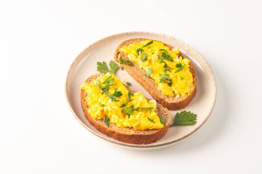 Çavdar ekmeğine yeşil otlu omlet ve çıtır tost..