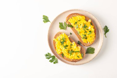 Çavdar ekmeğine yeşil otlu omlet ve çıtır tost..