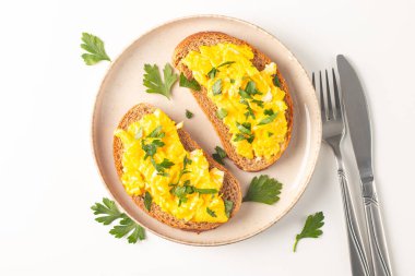 Çavdar ekmeğine yeşil otlu omlet ve çıtır tost..