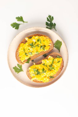 Çavdar ekmeğine yeşil otlu omlet ve çıtır tost..