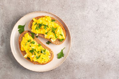 Çavdar ekmeğine yeşil otlu omlet ve çıtır tost..