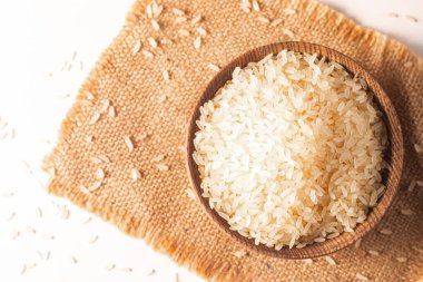 Tahta bir kasede pişmemiş beyaz pirinç. Sağlıklı gevrek kavramı.  