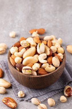 Ahşap arka planda sağlıklı fındık karışımı. Badem, fındık, fındık, fıstık, fıstık, fıstık, Brezilya fıstığı.