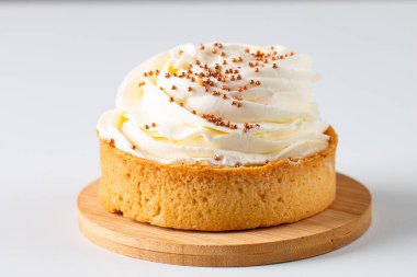 Krem şantili limonlu turtalar, beyaz arka planda çikolata parçaları.