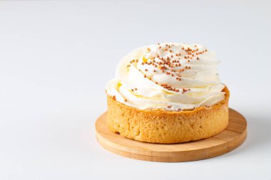 Krem şantili limonlu turtalar, beyaz arka planda çikolata parçaları.