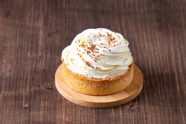 Krem şantili limonlu turtalar, beyaz arka planda çikolata parçaları.