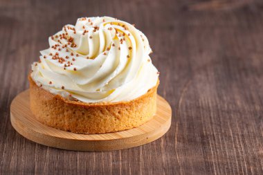 Krem şantili limonlu turtalar, beyaz arka planda çikolata parçaları.