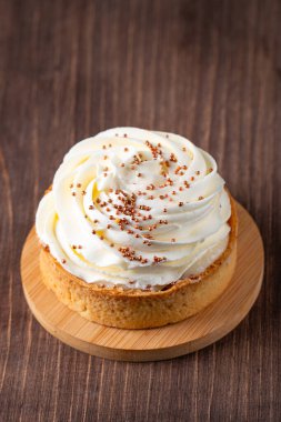 Krem şantili limonlu turtalar, beyaz arka planda çikolata parçaları.