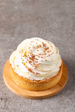 Krem şantili limonlu turtalar, beyaz arka planda çikolata parçaları.