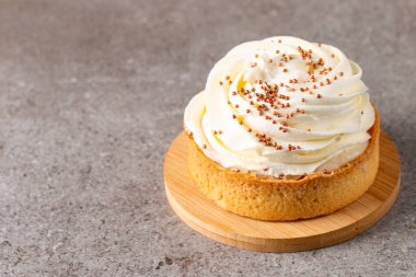 Krem şantili limonlu turtalar, beyaz arka planda çikolata parçaları.