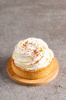 Krem şantili limonlu turtalar, beyaz arka planda çikolata parçaları.