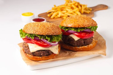 Sığır eti, soğan, domates, marul, peynir ve baharattan yapılmış hamburger. Taze burger yakın plan. Çizburger..