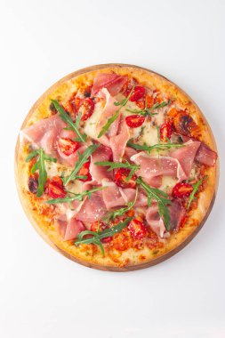 Prosciutto, jambon, roka, ıspanak, domates, pesto, peynir ve parmesanlı pizza. İtalyan mutfağı