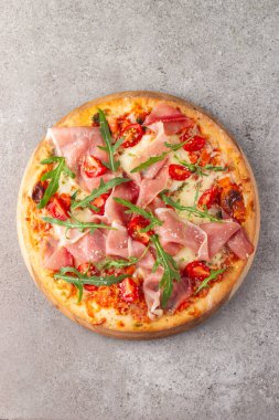 Prosciutto, jambon, roka, ıspanak, domates, pesto, peynir ve parmesanlı pizza. İtalyan mutfağı
