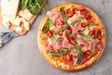 Prosciutto, jambon, roka, ıspanak, domates, pesto, peynir ve parmesanlı pizza. İtalyan mutfağı