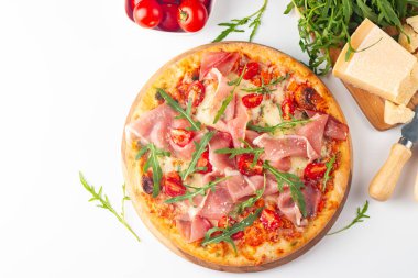 Prosciutto, jambon, roka, ıspanak, domates, pesto, peynir ve parmesanlı pizza. İtalyan mutfağı