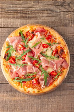 Prosciutto, jambon, roka, ıspanak, domates, pesto, peynir ve parmesanlı pizza. İtalyan mutfağı