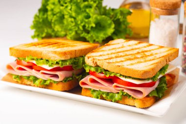 Jambonlu sandviç, peynirli, domatesli ve marullu.