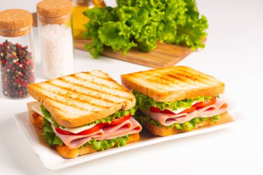 Jambonlu sandviç, peynirli, domatesli ve marullu.