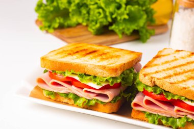 Jambonlu sandviç, peynirli, domatesli ve marullu.