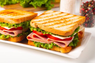 Jambonlu sandviç, peynirli, domatesli ve marullu.