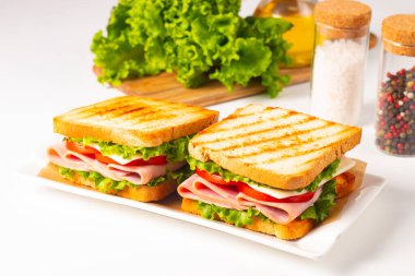 Jambonlu sandviç, peynirli, domatesli ve marullu.