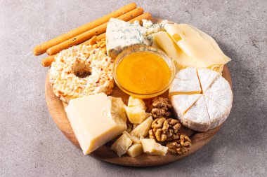 Çeşitli peynirler ve zeytinlerle ahşap tahta. Krem peynir. Camembert peyniri. Parmesan, feta, mavi peynir. İtalyan, Fransız peyniri