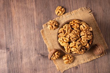 Ahşap arka planda bir kasede ceviz